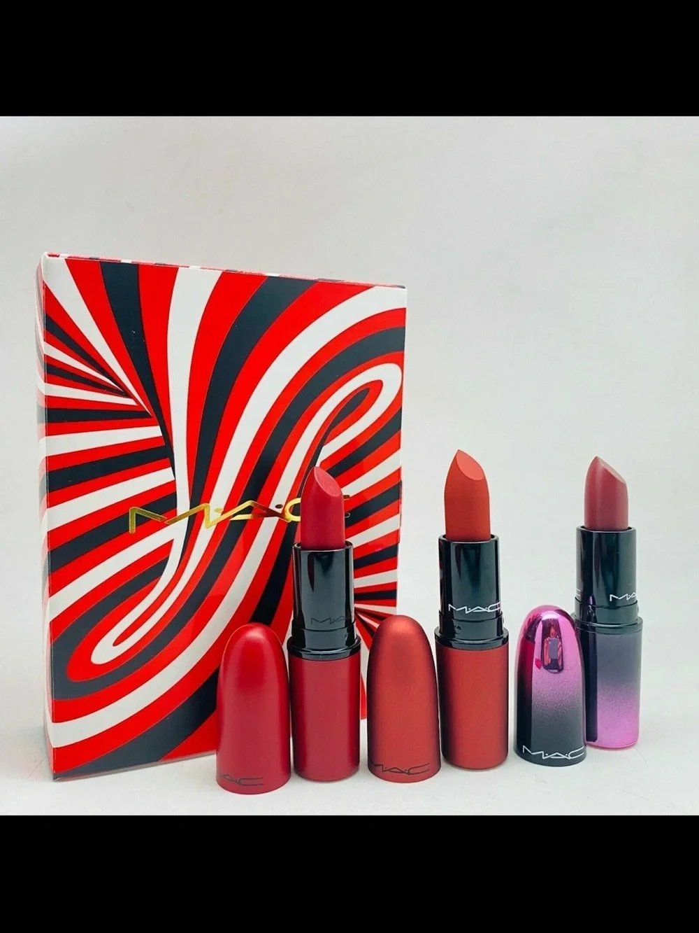 MAC 3pc Hypnotizing Kiss Of Magic Lip Set